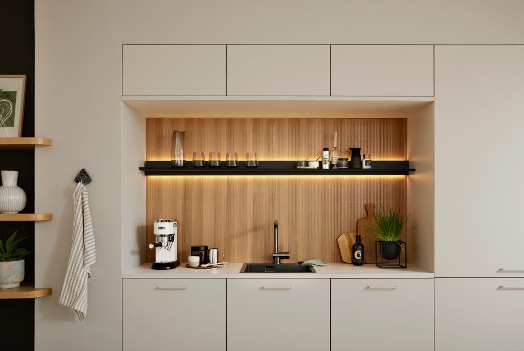 Küchenzeile an einer Wand mit durchgehender Arbeitsfläche