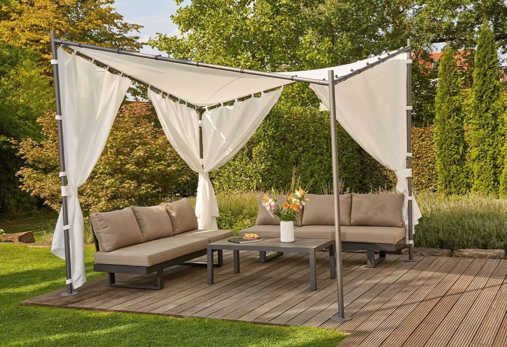 Gartenstühle auf der Terrasse