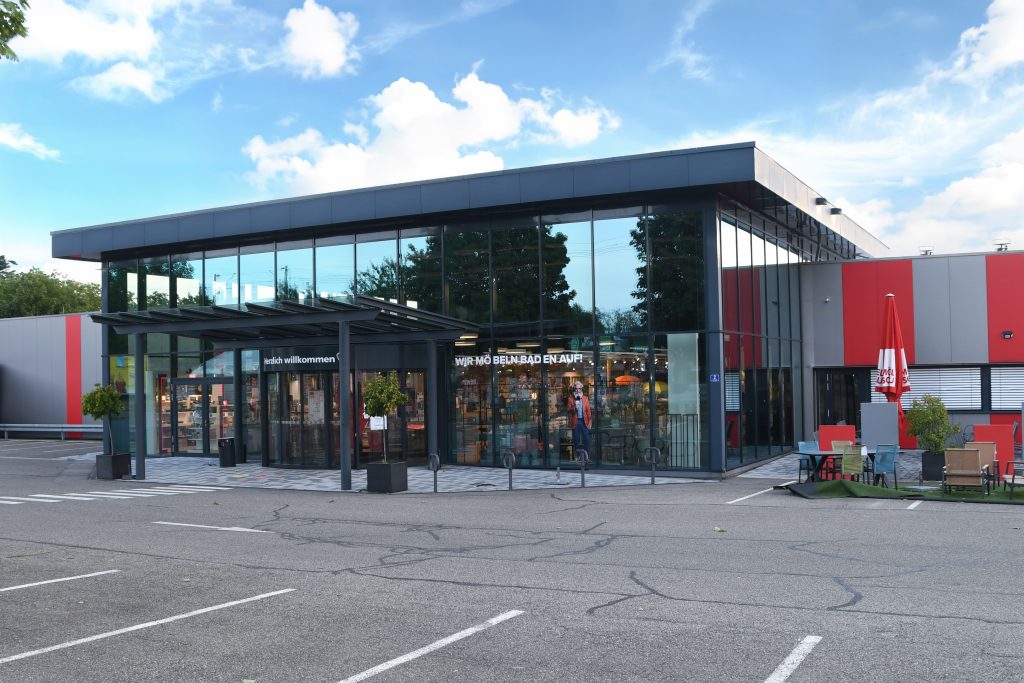 Die MÖBELSCHAU Freiburg–Norsingen von außen, Glasfassade über dem Parkplatz
