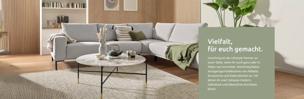 Wohnzimmer mit heller Polstergarnitur und Couchtisch