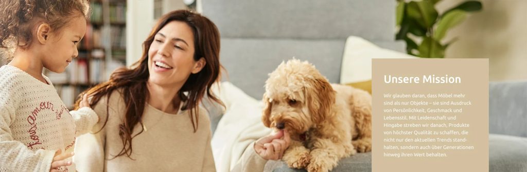Frau mit Kind und Hund auf einem hellen Sofa