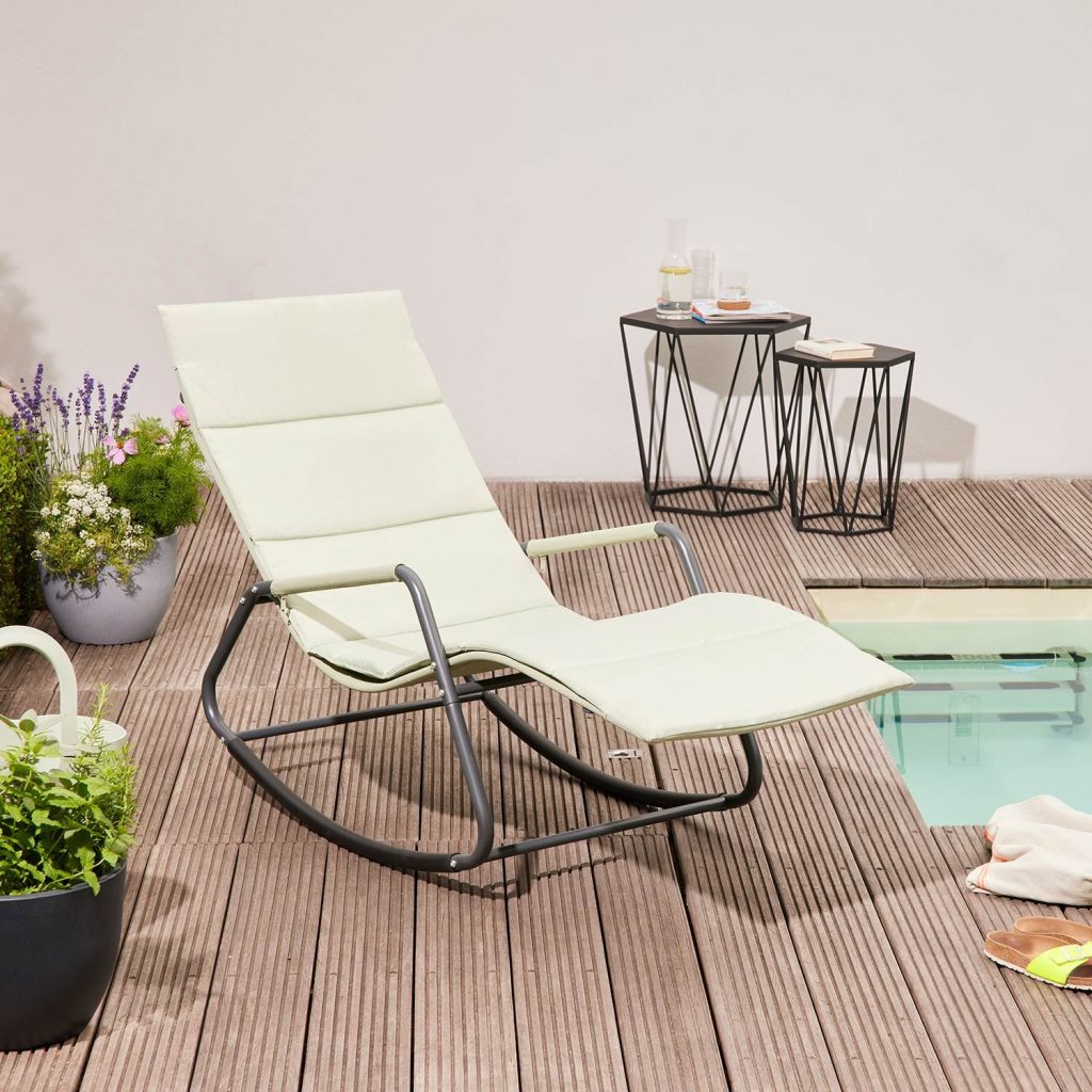 Cremefarbene Schaukelliege auf einer Holzterrasse am Pool