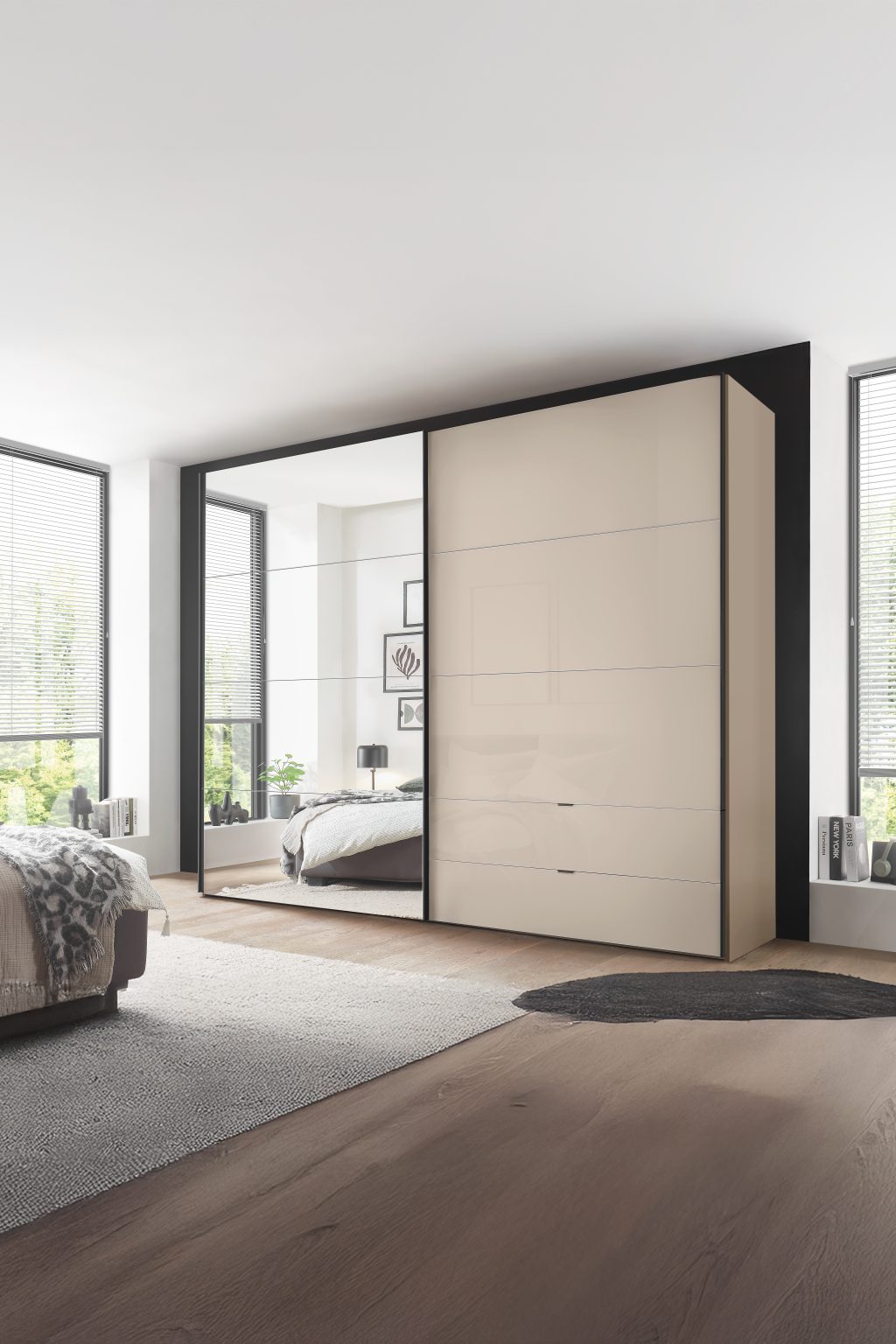 Kleiderschrank mit Spiegel- und Schiebetüren in einem hellen Schlafzimmer