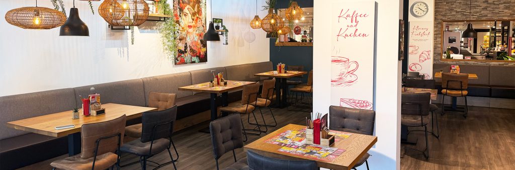 Tische am Fenster im Restaurant Norsingen