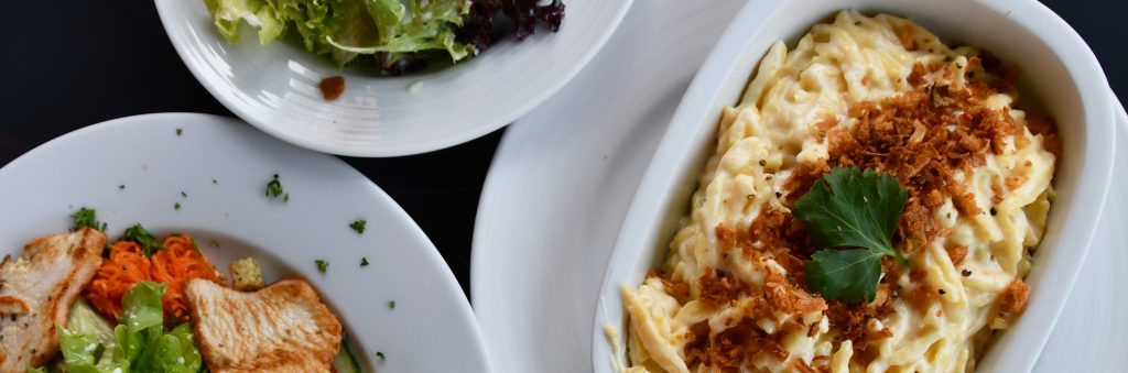 Das Restaurant im ersten Stock, gedeckte Tische am Fenster