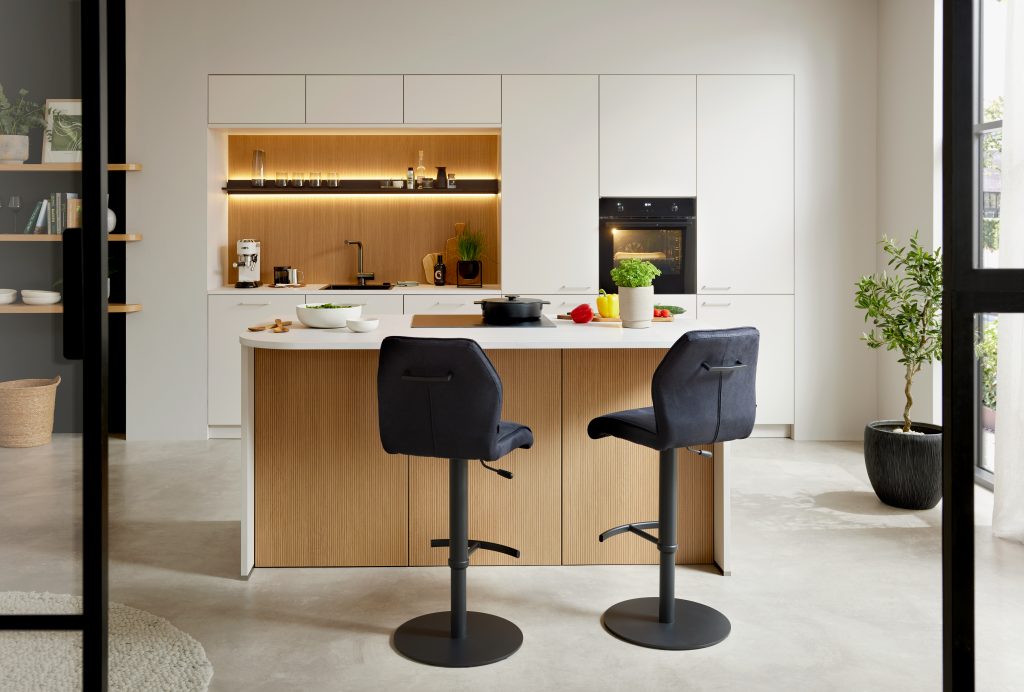 Designküche mit dunklen Fronten und offenen Regalen
