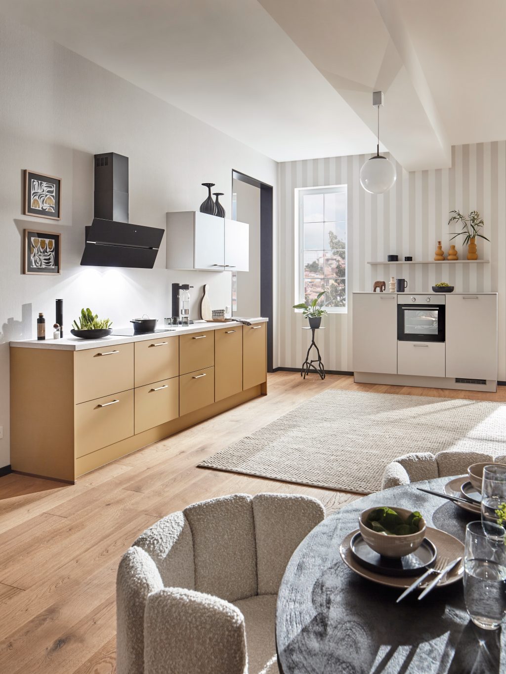 Landhausküche mit Rahmenfronten und heller Arbeitsplatte